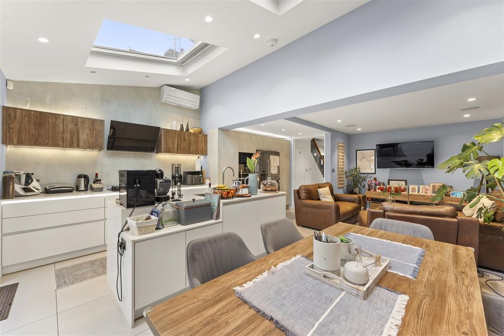 Property photo 2 of 33