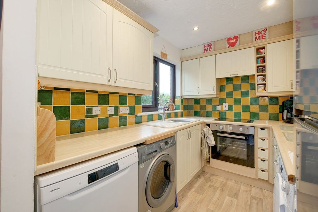 Additional image 5 of 2 bed flat for saleHailsham Road, Heathfield TN21