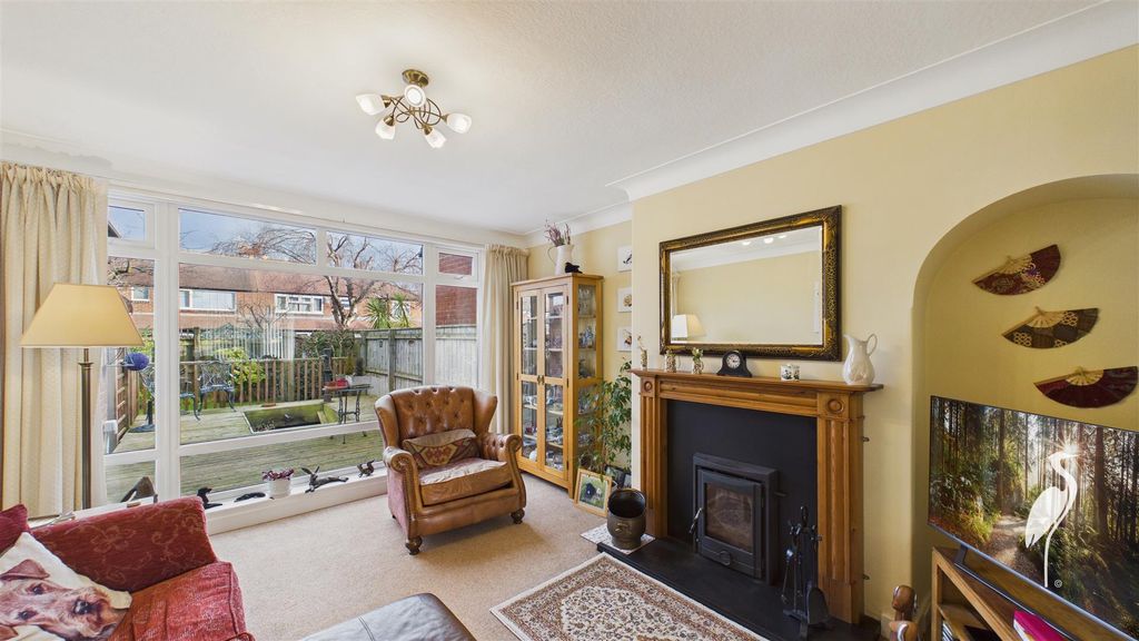 Property photo 2 of 32 Lounge