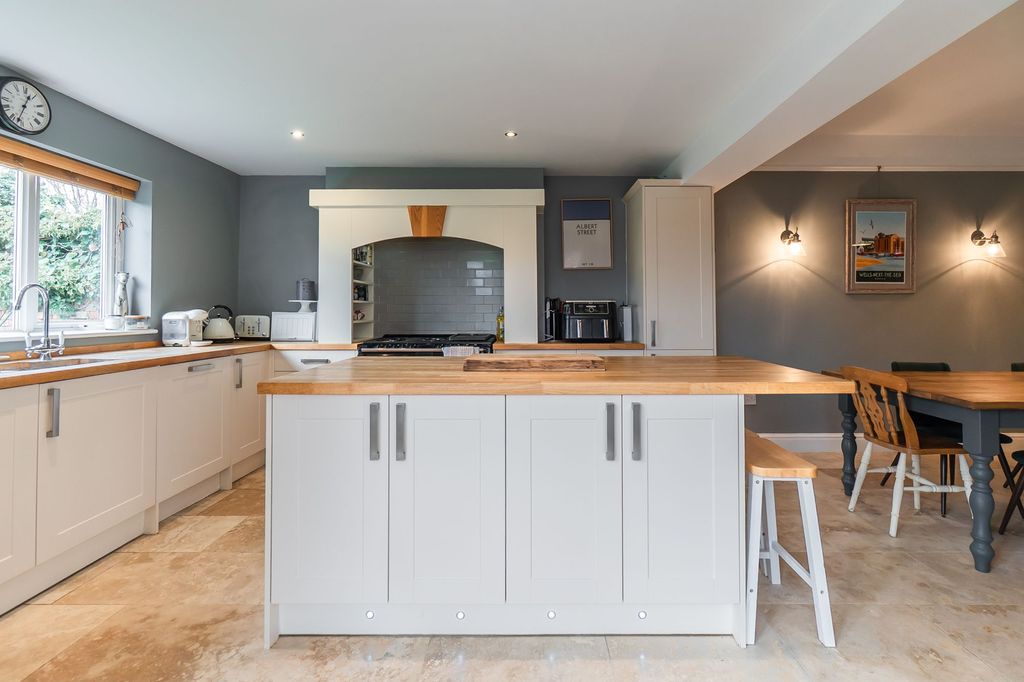 Property photo 2 of 62