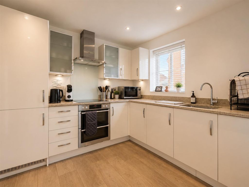 Property photo 2 of 11 Kitchen