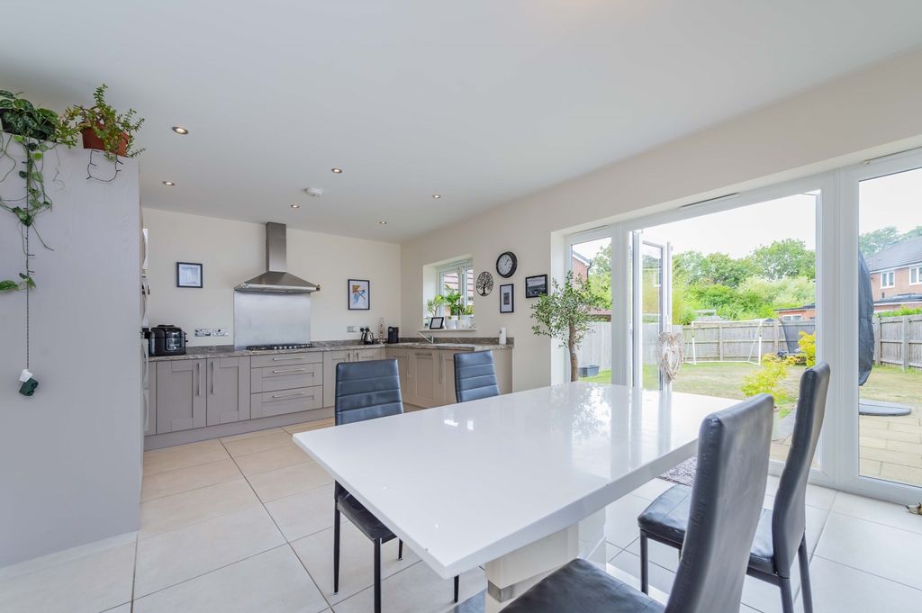 Property photo 2 of 24 79 Llys Y Groes  Pfp (21 Of 39)
