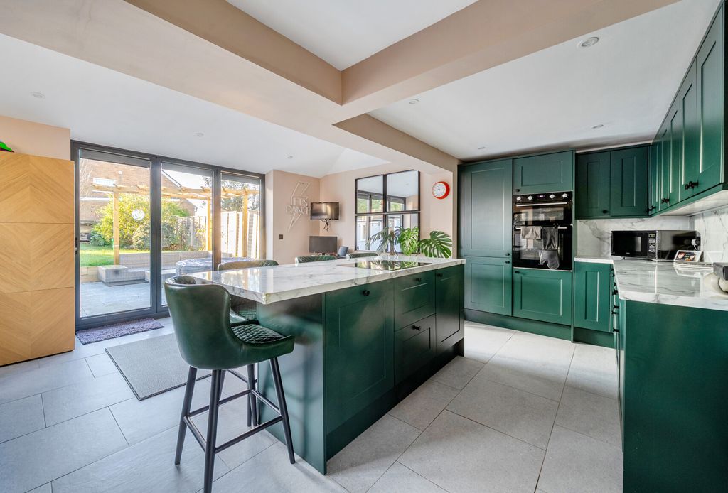 Property photo 2 of 14 1383102-9-691c479...