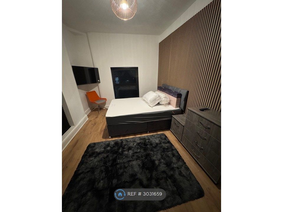 Property photo 3 of 16 Room 5