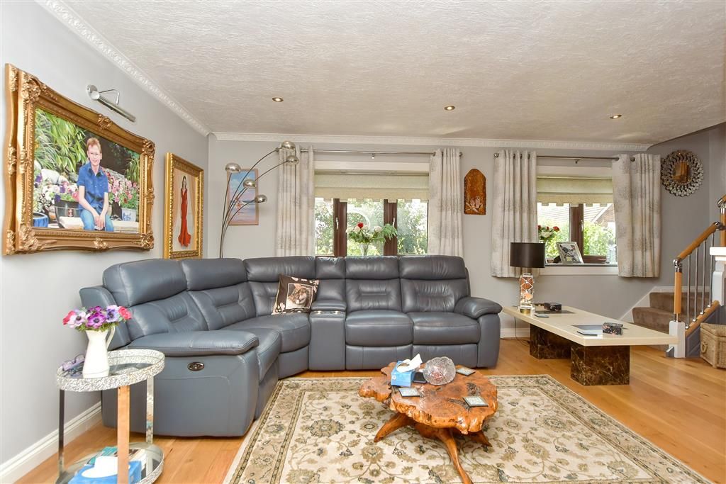 Property photo 3 of 14 Lounge