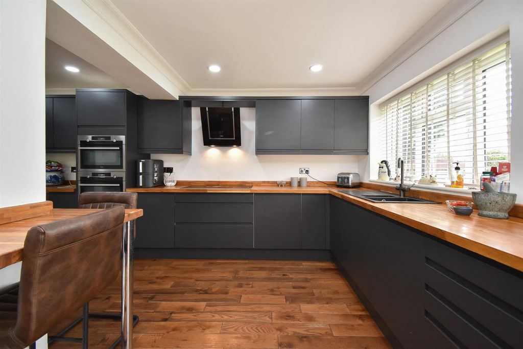 Property photo 3 of 29 Kitchen/Diner