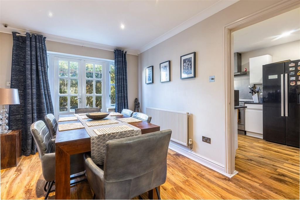 Property photo 3 of 21 1 Oakland Mews Ongar (7).Jpg