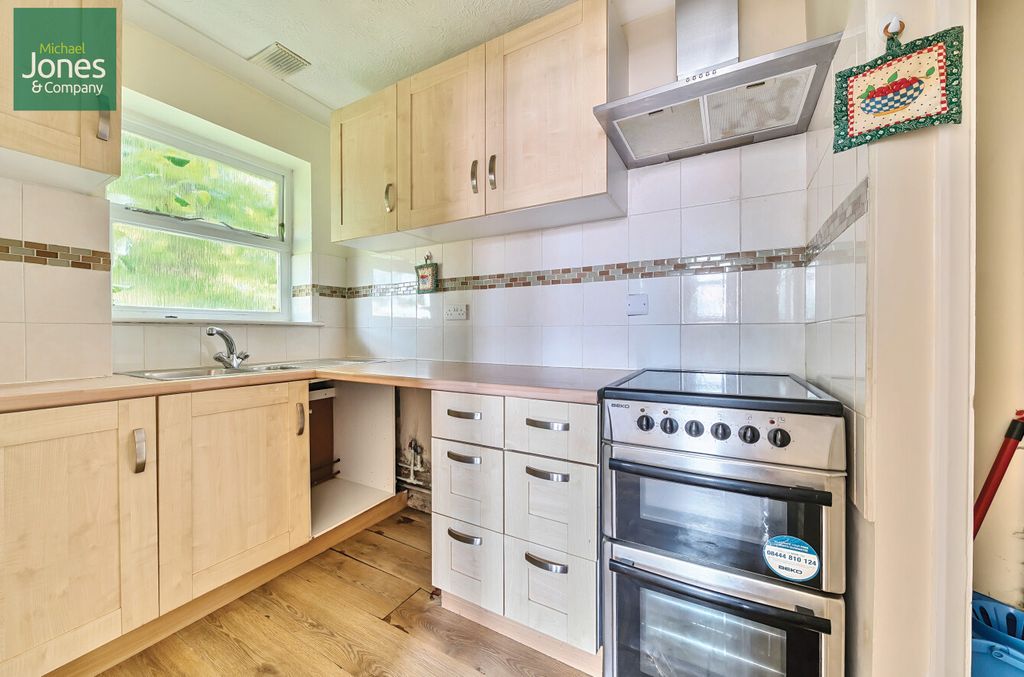 Property photo 2 of 8 Kitchen