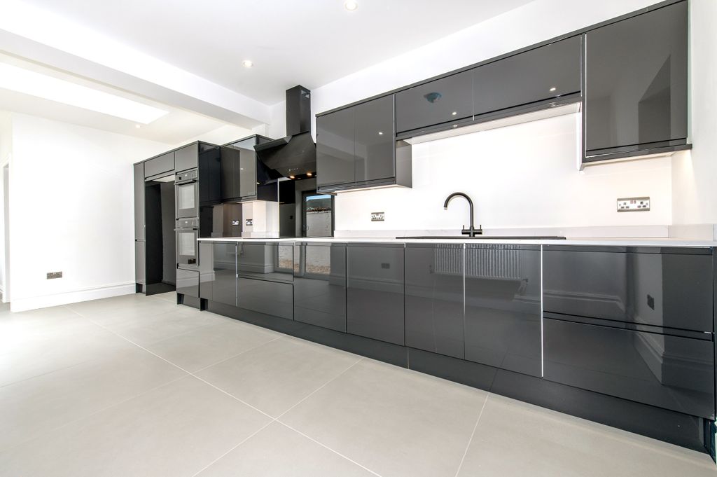 Property photo 3 of 25 Kitchen / Breakfast Room