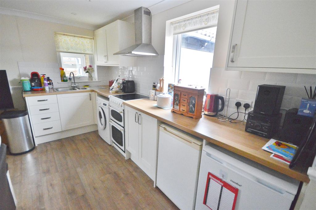 Property photo 3 of 12 Lounge/Kitchen