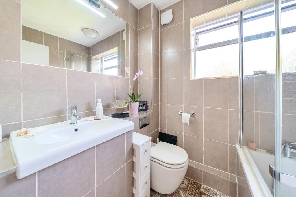 Property photo 3 of 17 Bathroom