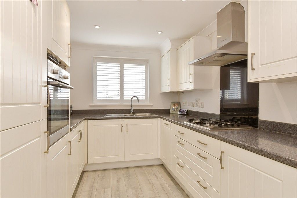 Property photo 3 of 10 Kitchen