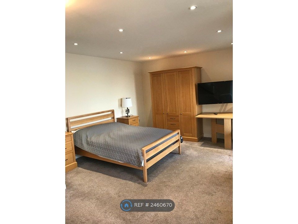 Property photo 1 of 12 Exceptionally Spacious  Bedroom