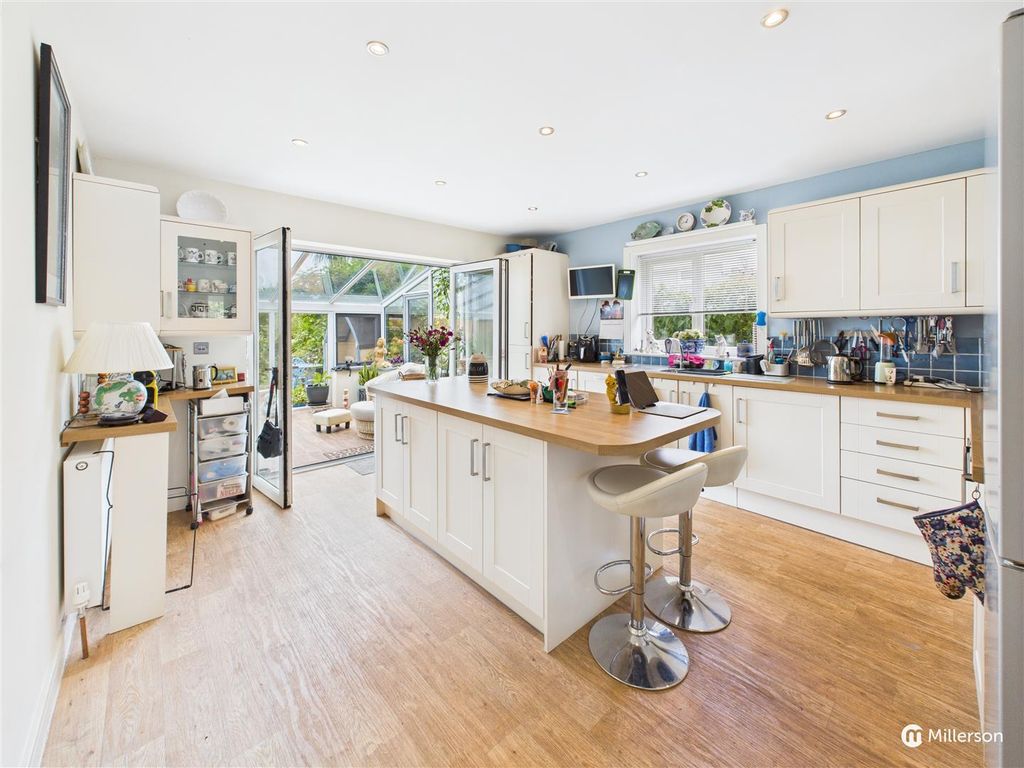 Property photo 3 of 32 Kitchen / Breakfast Room