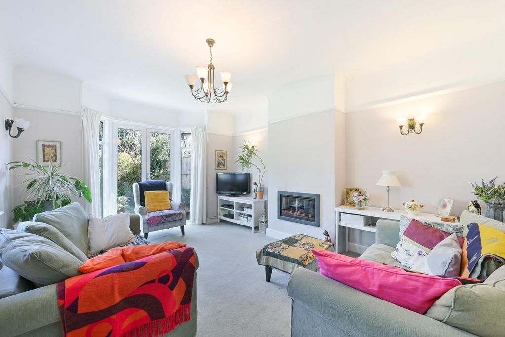 Property photo 2 of 19 Castle Avenue