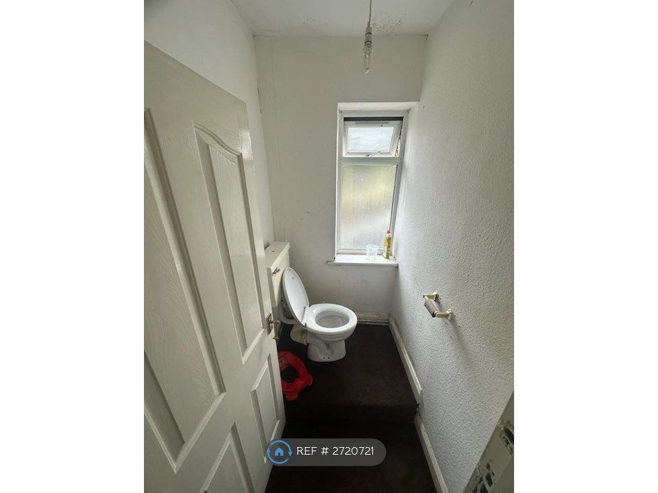Property photo 1 of 7 Shared Toilet
