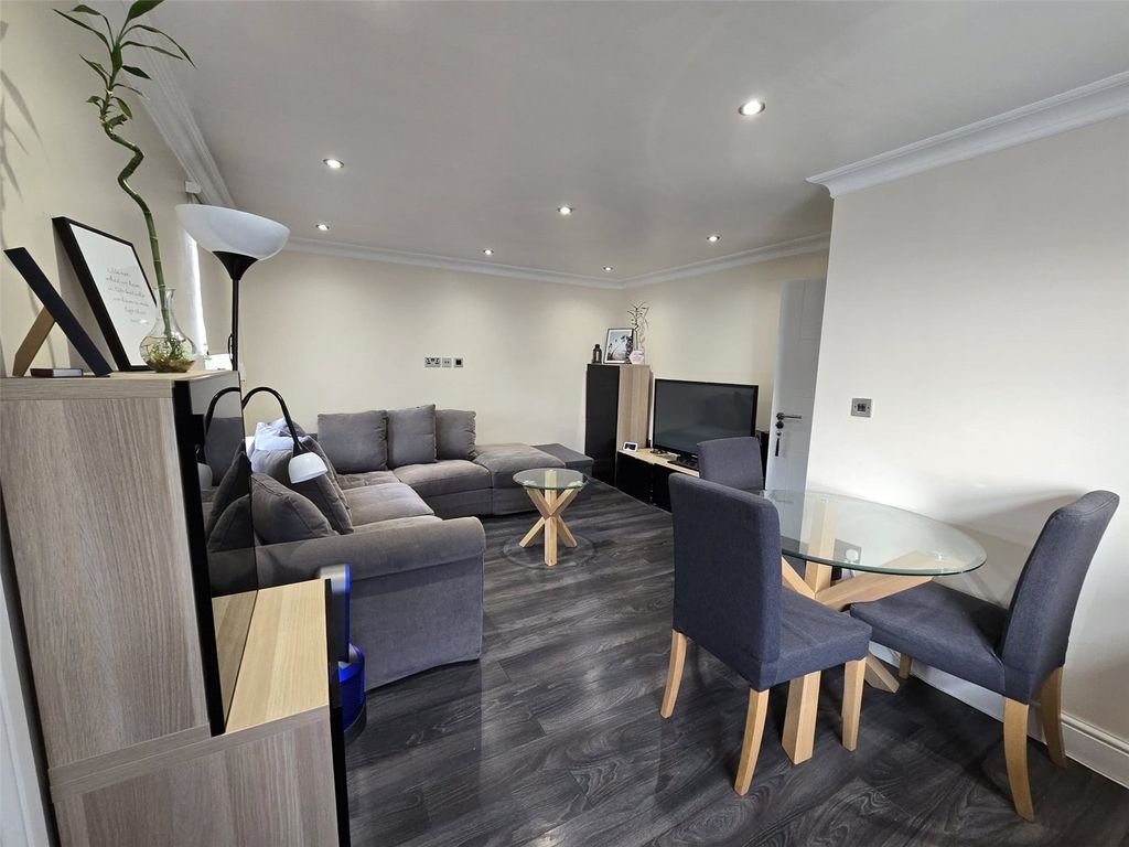 Property photo 3 of 13 Lounge (3)