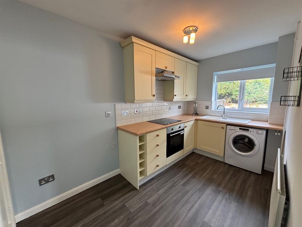 Property photo 2 of 6 Kitchen