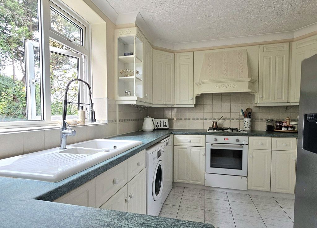Property photo 3 of 26 Kitchen