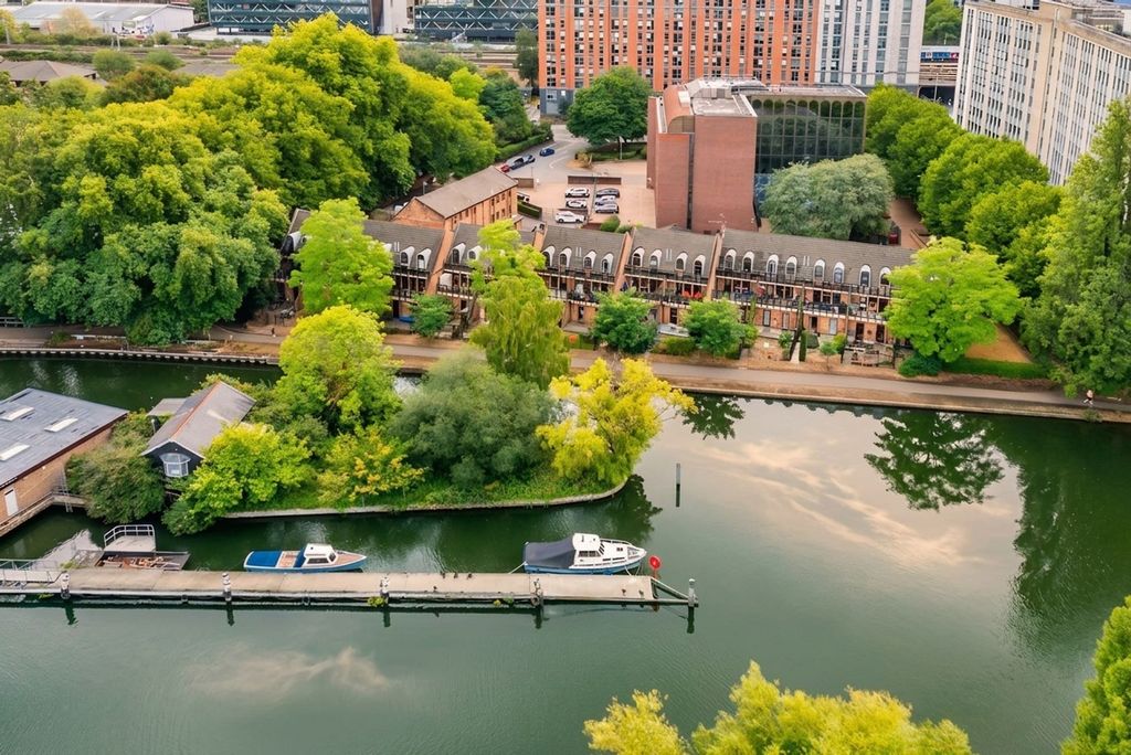 Property photo 1 of 16 Kingfisher Place Beside The River Thames