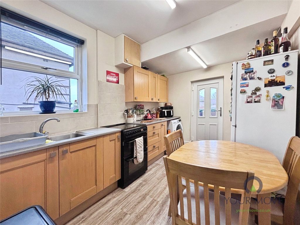 Property photo 3 of 11 Kitchen