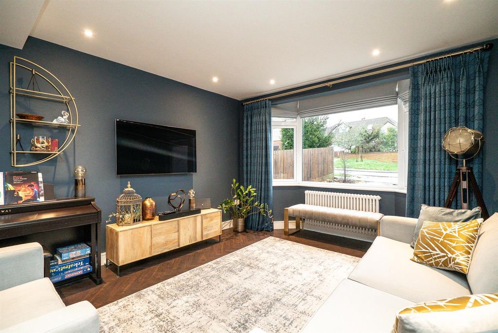 Property photo 2 of 37 Lounge