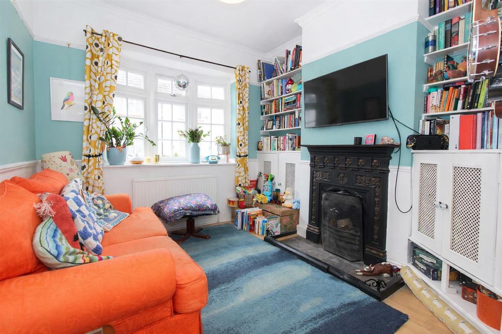 Property photo 2 of 13 Lounge.Jpg