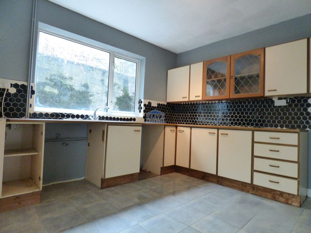 Property photo 3 of 11 Kitchen