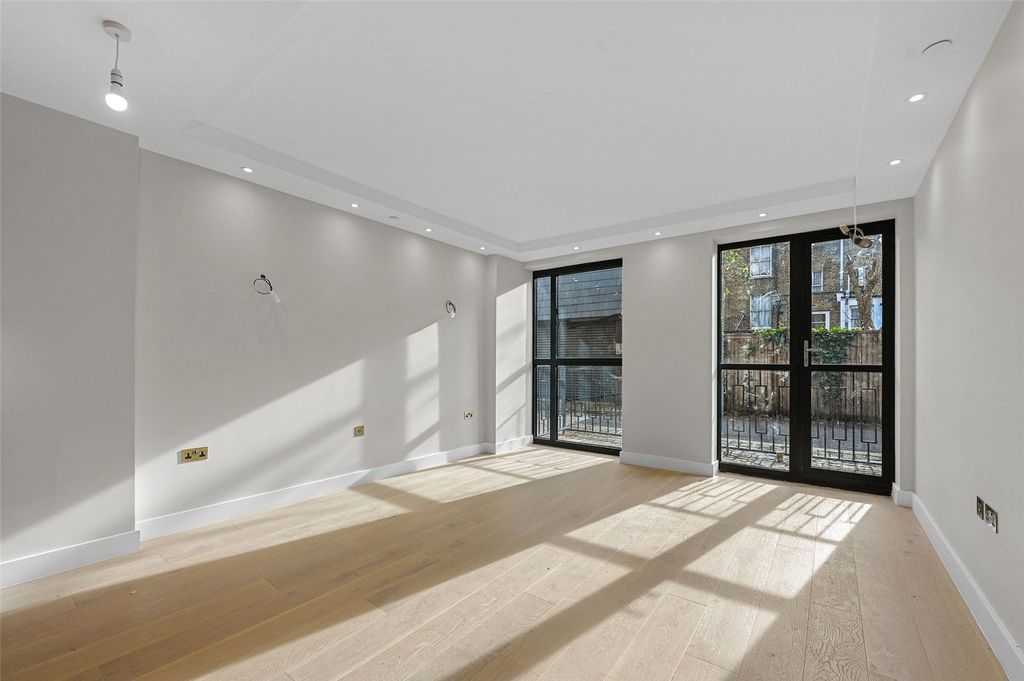 Property photo 3 of 18 Reception