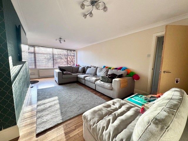 Property photo 2 of 16 Lounge