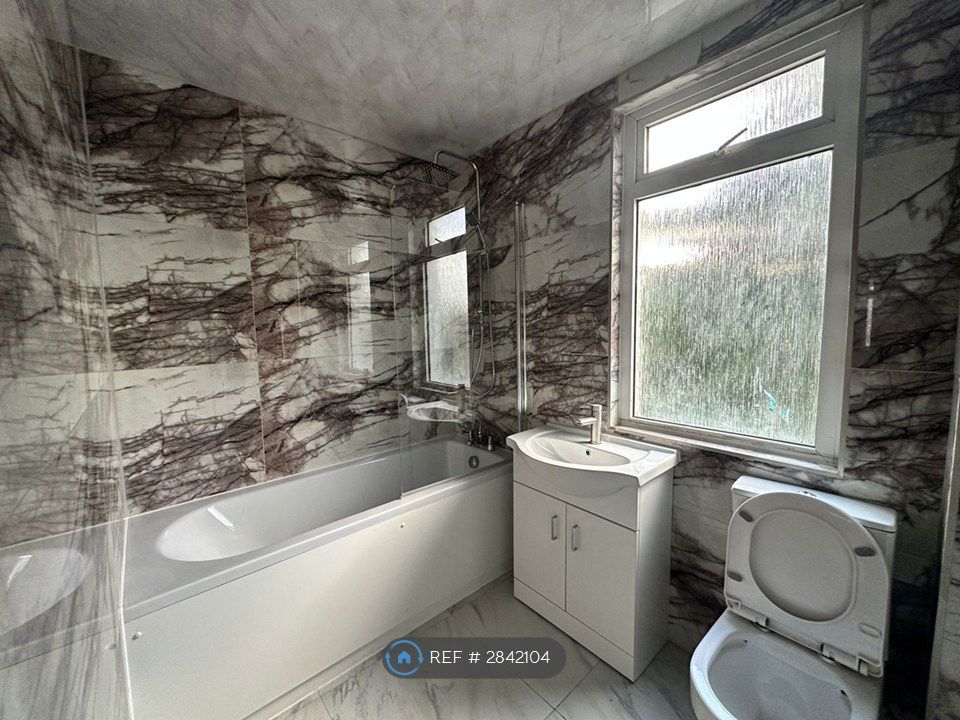 Property photo 2 of 14 Bathroom