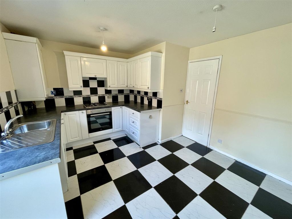 Property photo 3 of 11 Kitchen