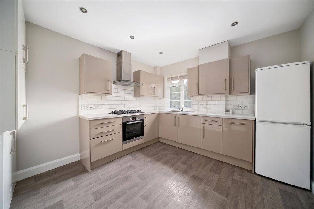 Property photo 2 of 10 Kitchen