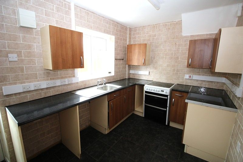 Property photo 3 of 10 Kitchen