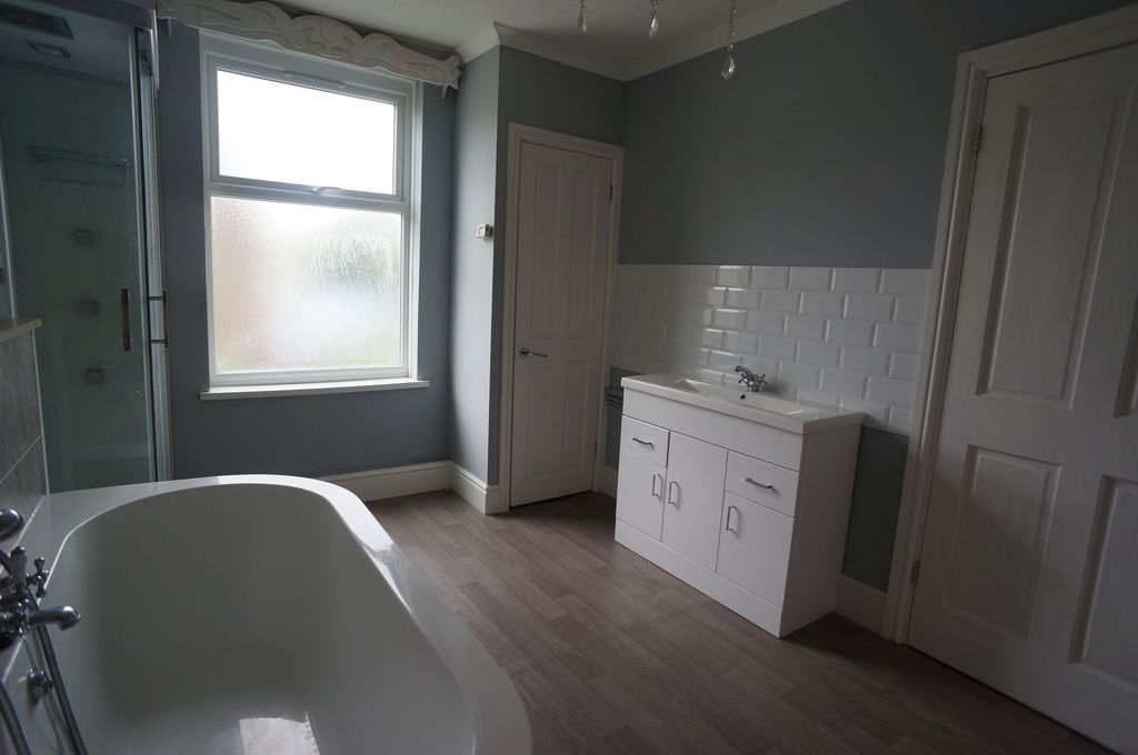 Property photo 3 of 12 Bathroom