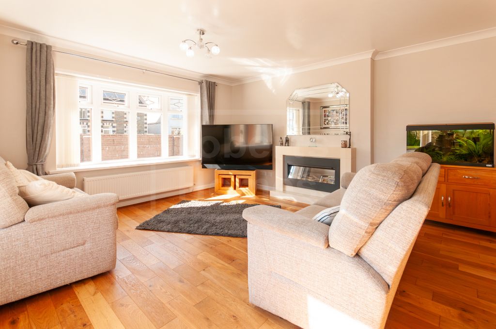 Property photo 2 of 31 Lounge