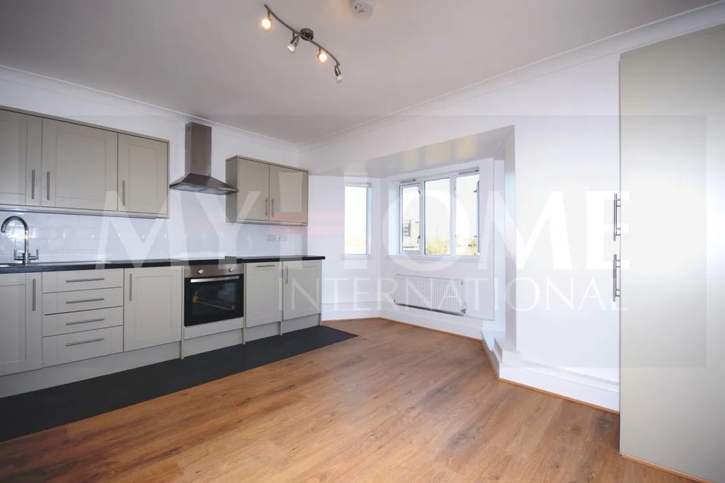 Property photo 1 of 7 Modern Open Plan Kitchen