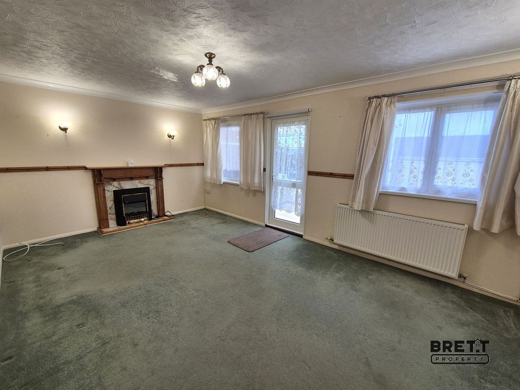 Property photo 3 of 8 Living Room