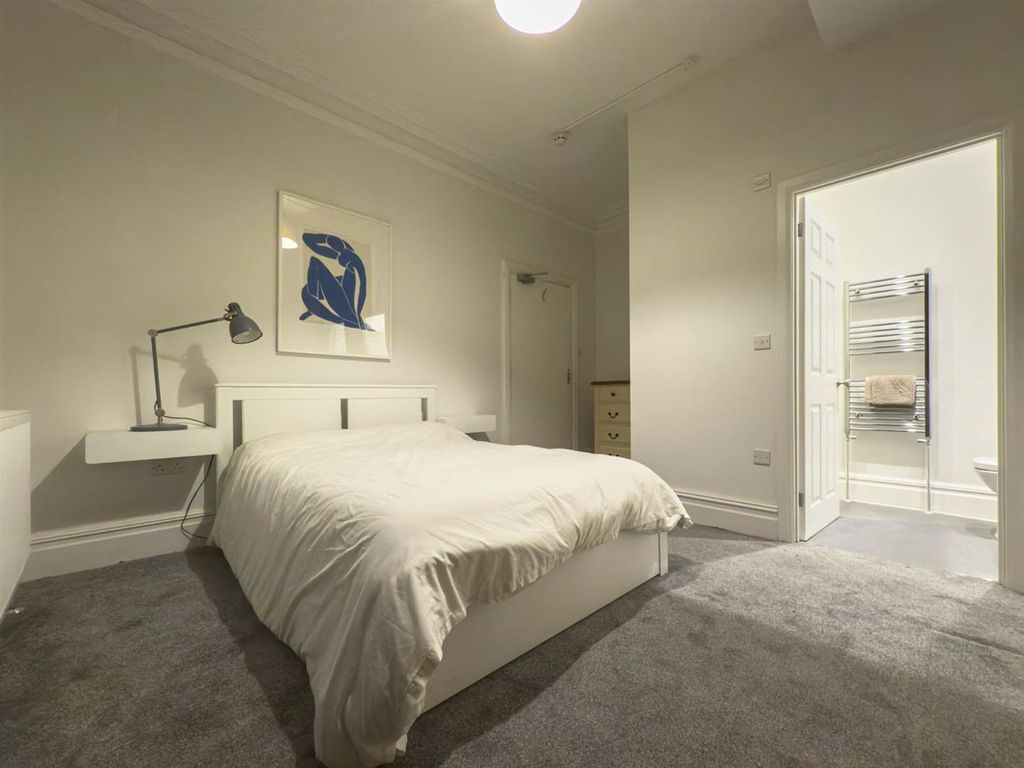 Property photo 3 of 10 Room 2