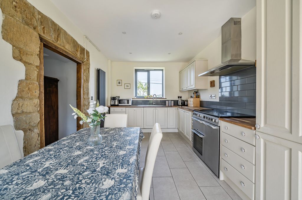 Property photo 3 of 27 1335337-10-689B95...