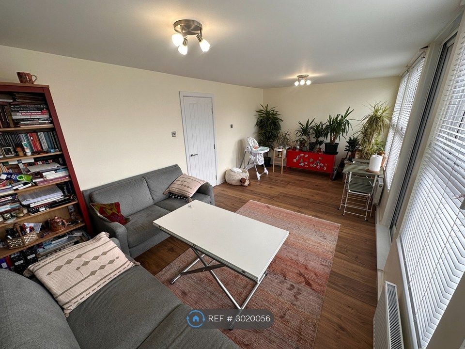 Property photo 2 of 27 Lounge / Dining Area