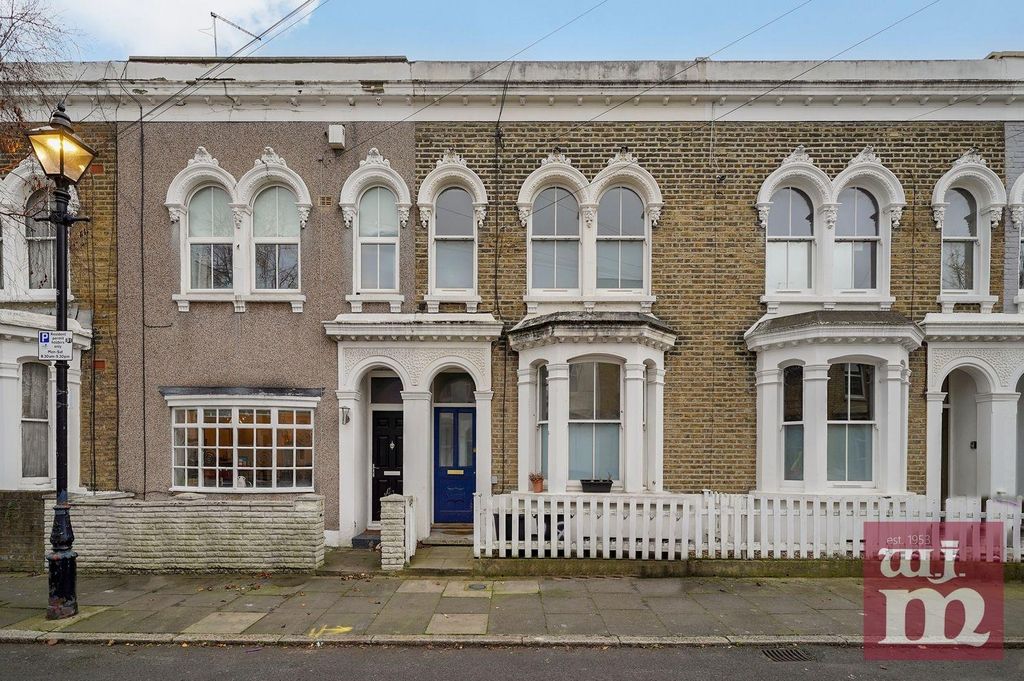 Property photo 1 of 11 Strahan Road