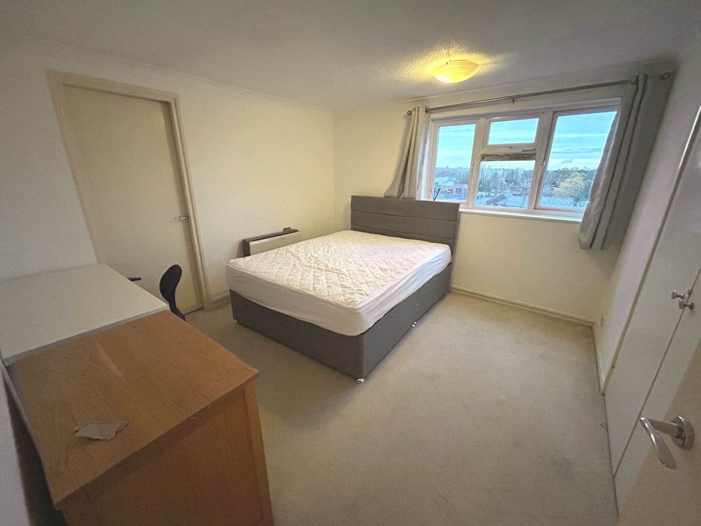 Property photo 3 of 6 Bright, Neatly Presented Double Bedroom With A Lar...