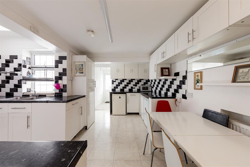 Property photo 3 of 24 Ramsay Road, E7