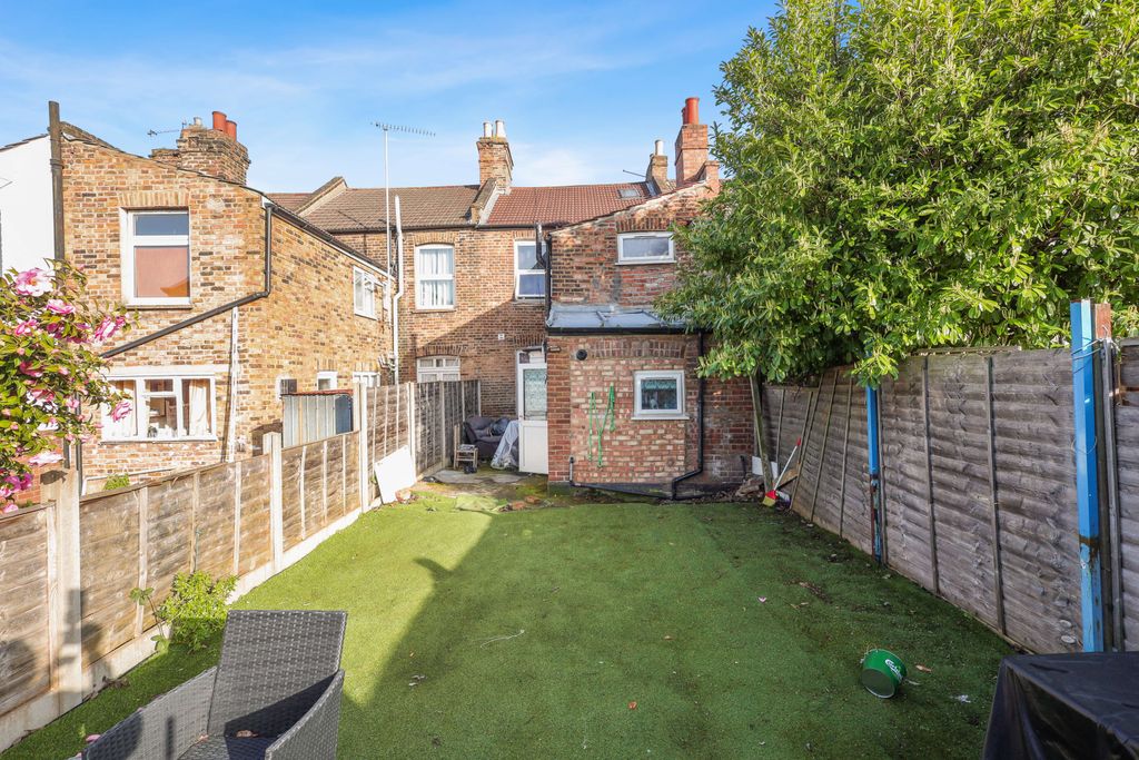Property photo 3 of 9 Flat A, 15A Elsden Road, Tottenham, London, N17 6Ry
