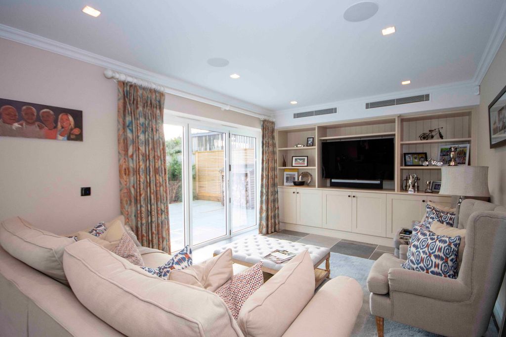 Property photo 3 of 24