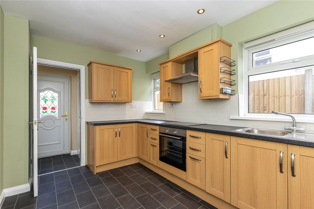 Property photo 3 of 11 Kitchen