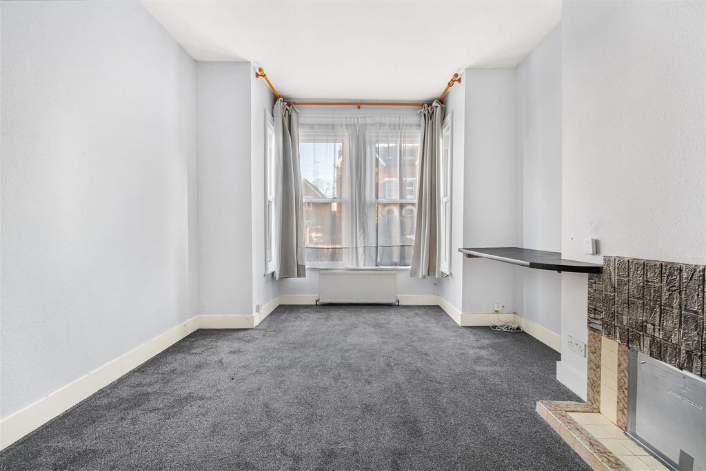 Property photo 2 of 8