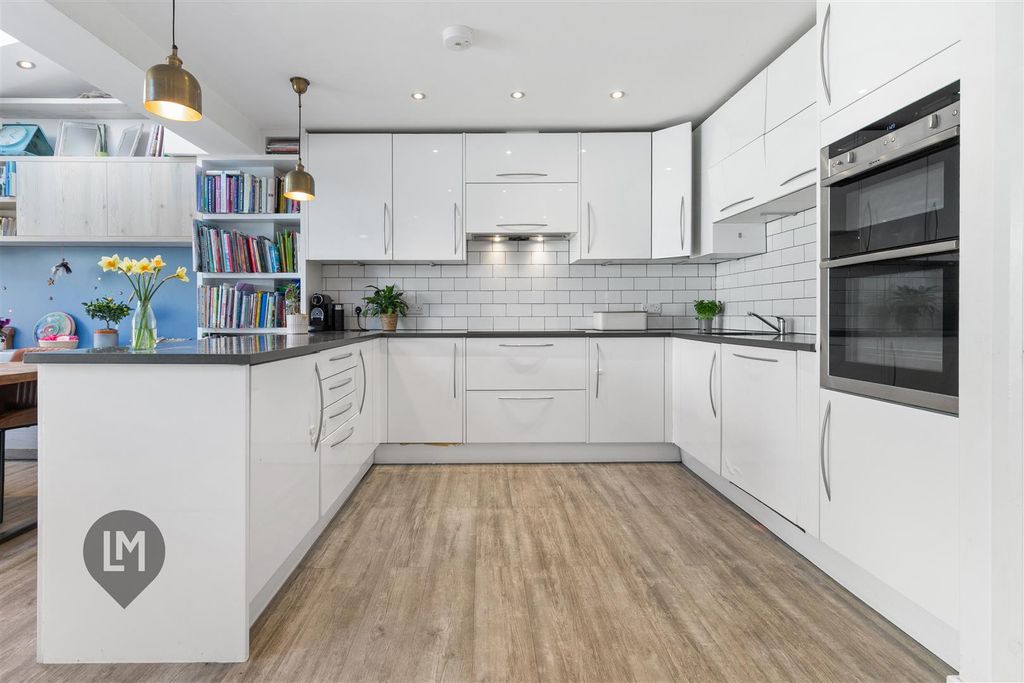 Property photo 3 of 7 Kitchen