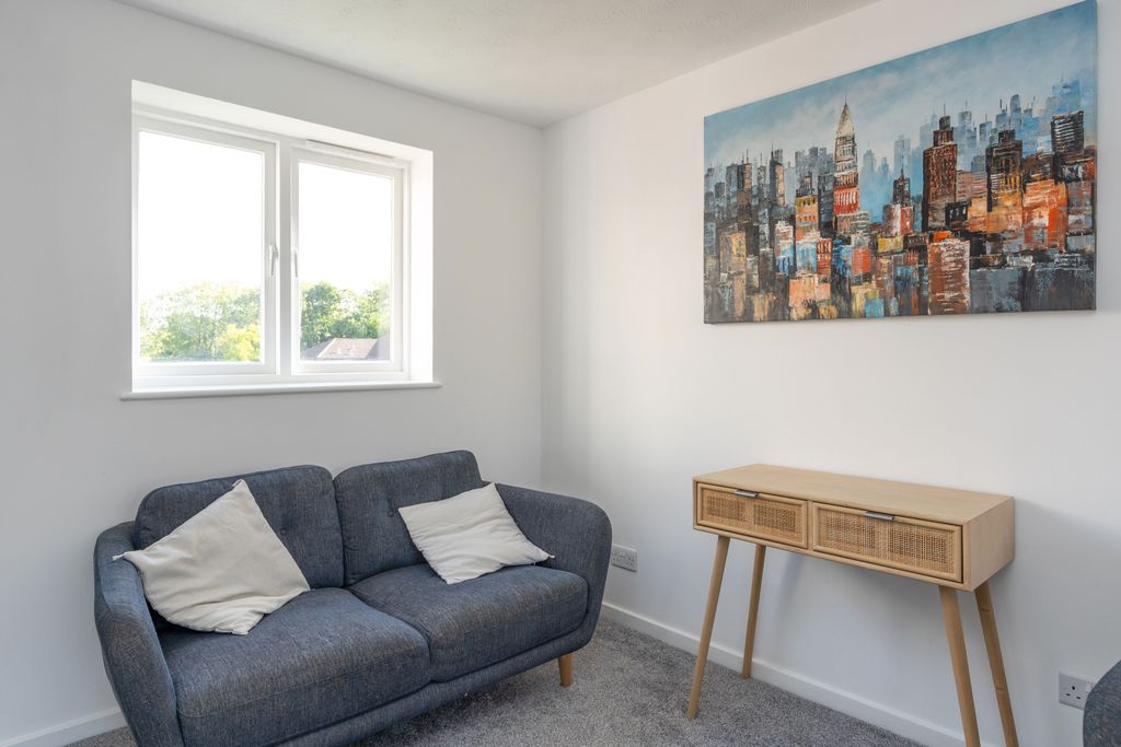 Property photo 2 of 12 20-Campbell Gordon Way London-Nw2 6Rs-12